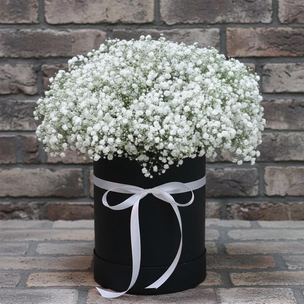 Цветочная композиция из Гипсофила в шляпной коробке в Новоалексеевской