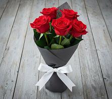 Букет 5 Красных роз Эдлесс Лав в Новоалексеевской