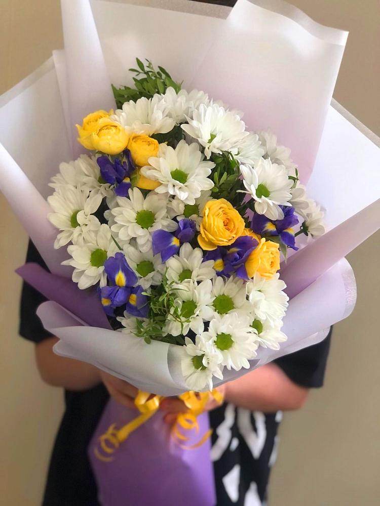 Букет цветов из: Ирисы, Хризантемы и Розы в Новоалексеевской
