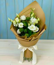 Букет цветов из:  Хризантемы и Лизиантусы в Новоалексеевской