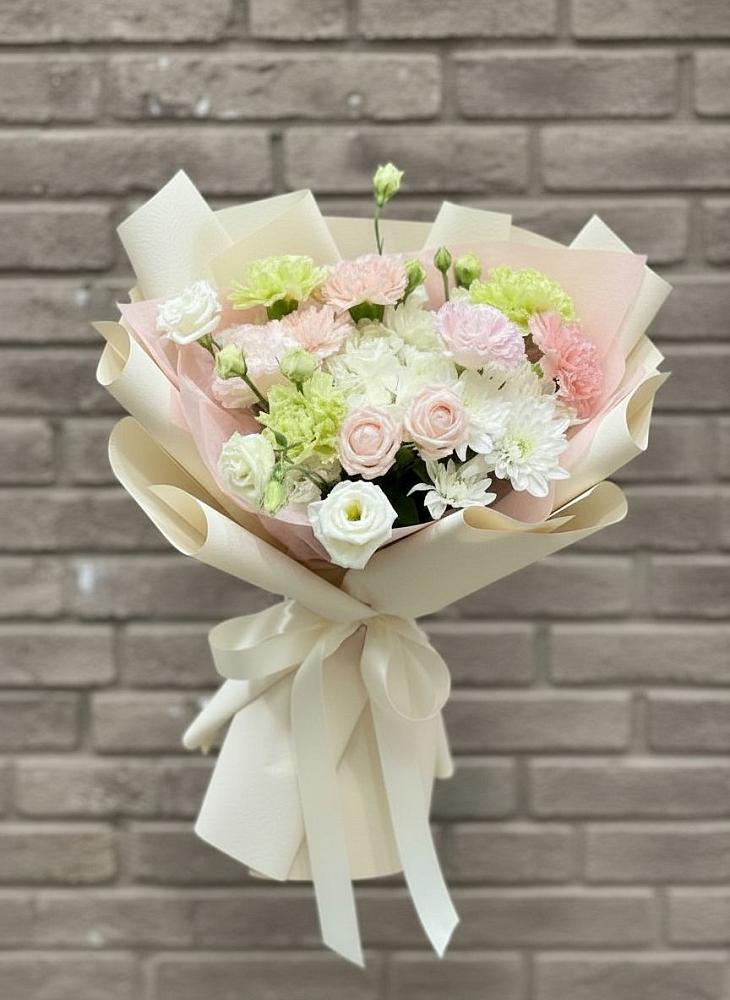 Букет цветов из: Гвоздики, Розы, Лизиантусы и Хризантемы в Новоалексеевской