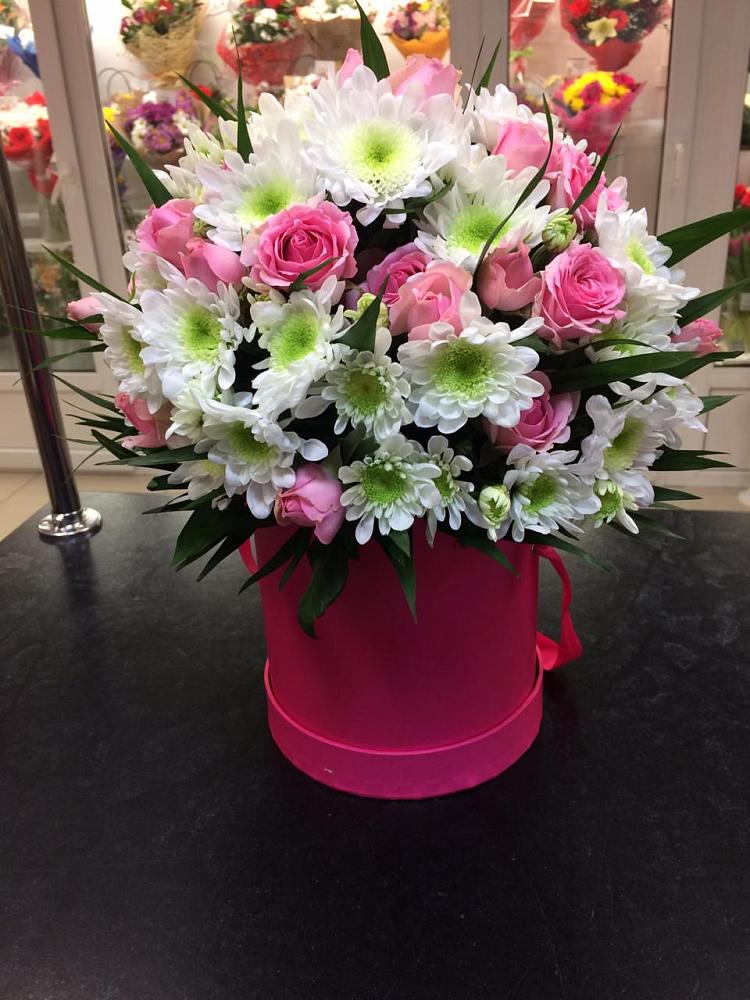 Цветочная композиция из Розы и Хризантемы в шляпной коробке в Новоалексеевской