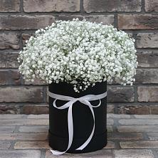 Цветочная композиция из Гипсофила в шляпной коробке в Новоалексеевской