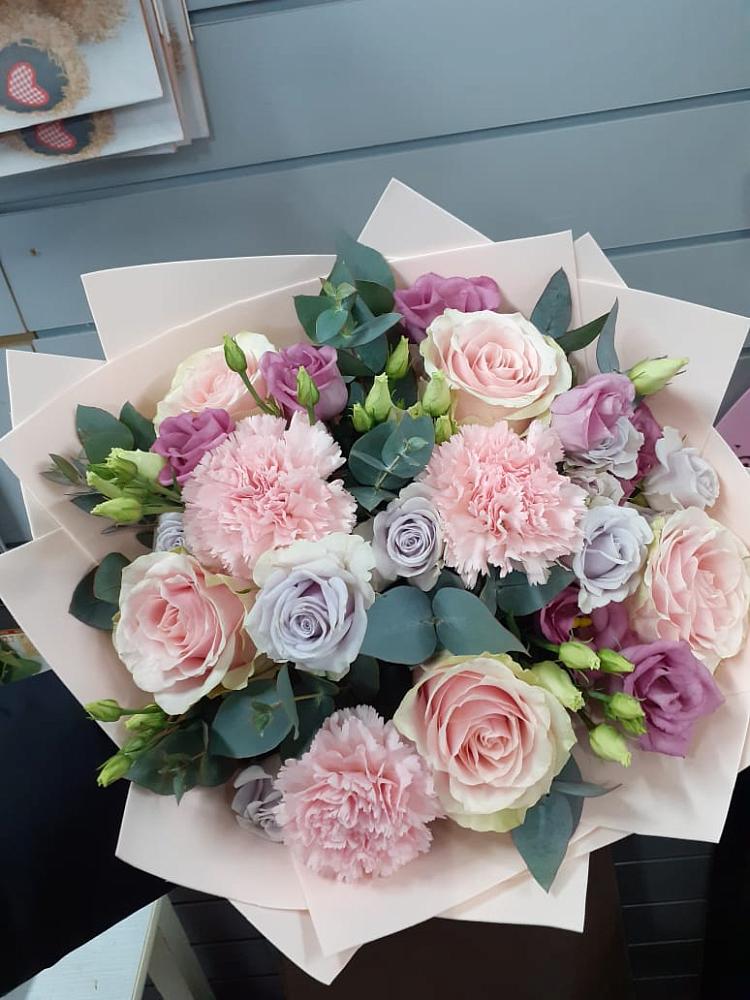 Букет цветов из: Розы, Гвоздики и Лизиантусы в Новоалексеевской